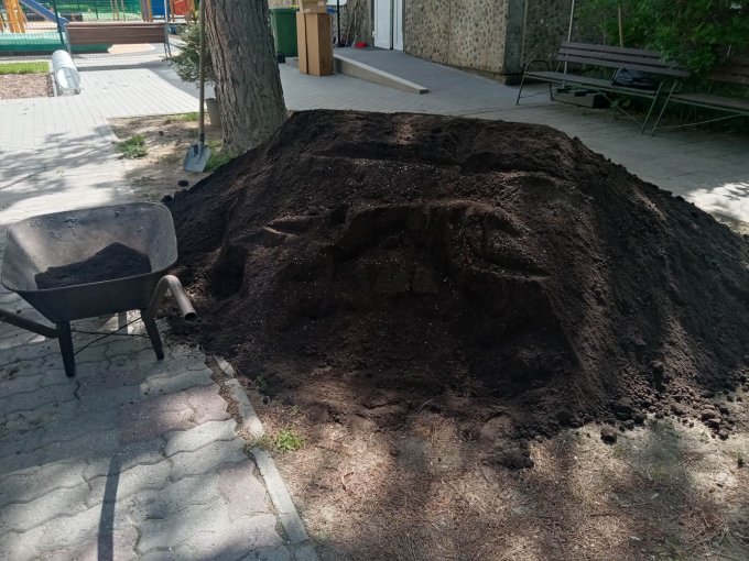 Megérkezett az új virágföld a régi és az új magaságyásokba